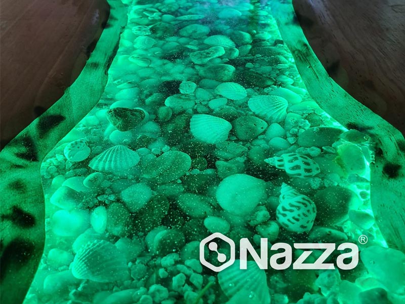 mesa de resina epoxica con incrustaciones de luces led sobre madera