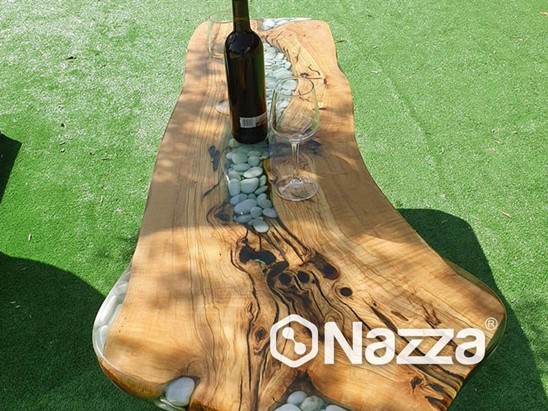 mesa de comedor para jardín hecha con resina epoxi y pigmentos