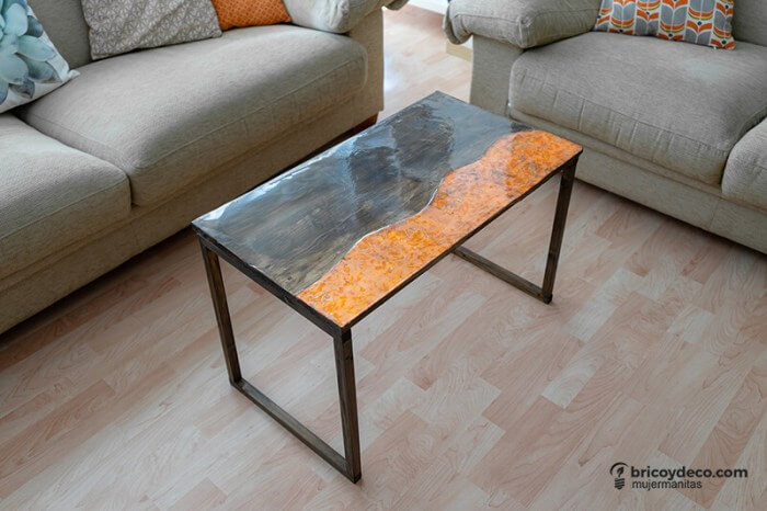 Mesa de madera elaborada con resina epoxica pigmentada con papel de oro