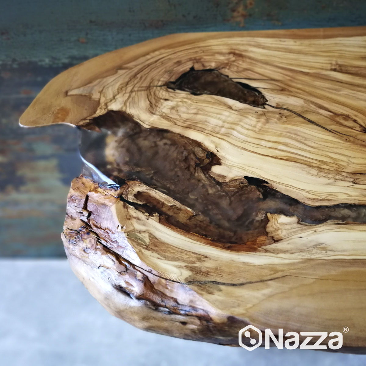mesa de madera de olivo hecha con resina epoxi Nazza